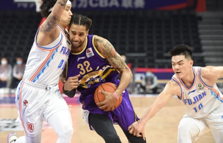 继威尔斯后,山东男篮新添外援人选,32岁锋卫摇摆人曾单场轰55分